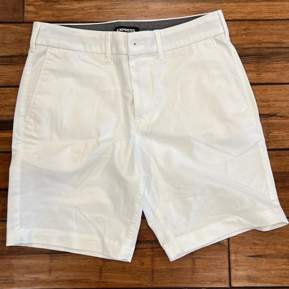 Men’s White Express Flat front Size 28 shorts